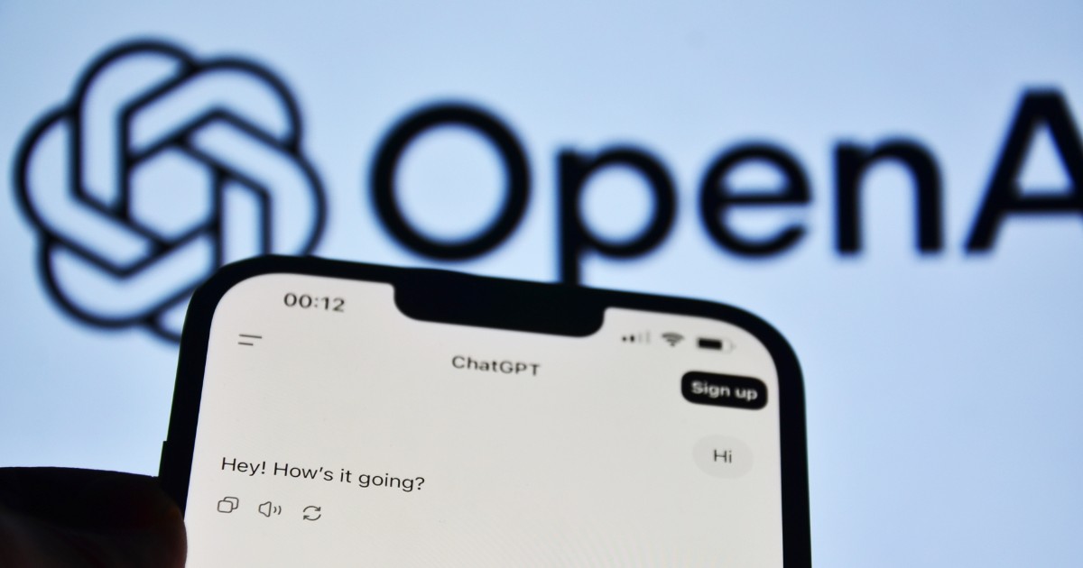 Un telefon mobil afișează interfața aplicației ChatGPT, având în fundal sigla OpenAI. Imaginea sugerează lansarea sau utilizarea unui produs digital bazat pe inteligență artificială.