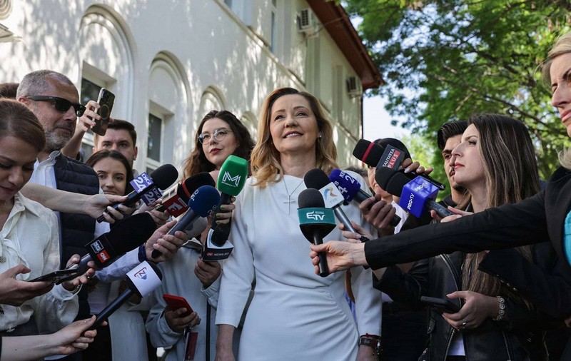 Elena Lasconi, îmbrăcată într-o rochie de 1.000 de lei la secția de votare. Cine i-a creat ținuta și cum a apărut alături de Cătălin Georgescu, soțul ei