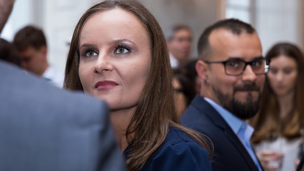 Casandra Marinescu poartă o discuție cu un bărbat la Consulat României de la Munchen, 2024