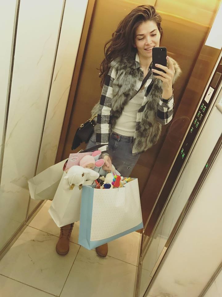 Alina Pușcaș a pregătit mai multe pungi cu jucării pentru copiii nevoiași