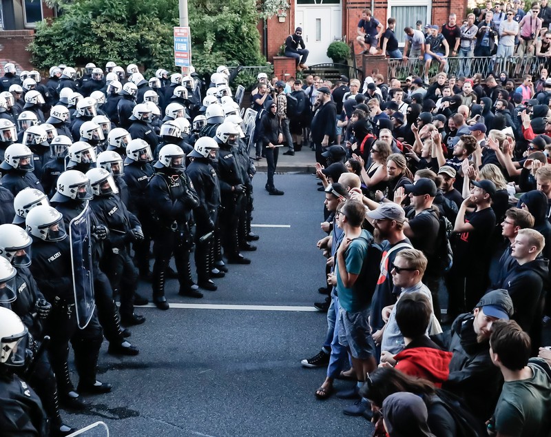 UPDATE| Proteste violente la Hamburg cu ocazia summit-ului G20. Melania Trump, blocată în hotel din cauza protestatarilor