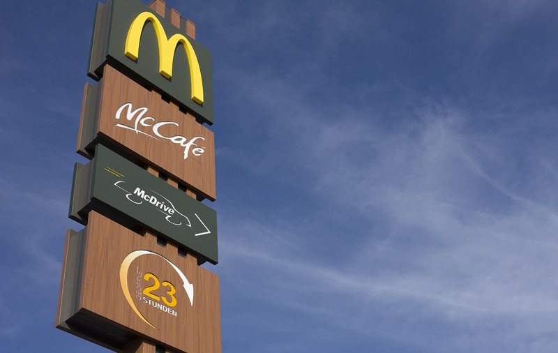 Doi angajați McDonald's au murit electrocutați în tura de noapte. Amenda aplicată de autorități