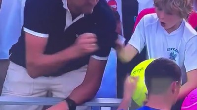 Milionarul a furat șapca primită cadou de un copil. Foto Captură video