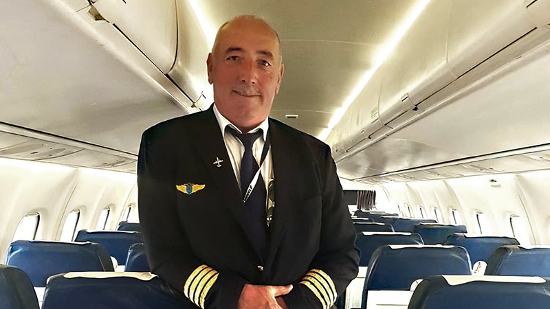 Valentin Gvinda, în interiorul unui avion ATR, pe care efectua instructaj