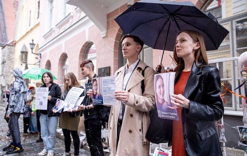 O artistă din Rusia a fost condamnată la închisoare pentru că a înlocuit etichetele cu prețuri dintr-un supermarket cu mesaje antirăzboi