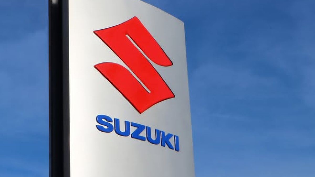 un panou mare cu numele si logo suzuki