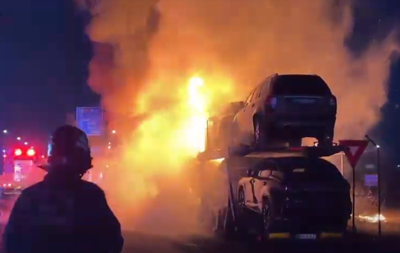 Incendiu la un camion încărcat cu mașini pe DN1, în zona Ploiești. Șoferul, alertat prin stație că i-a luat foc cabina