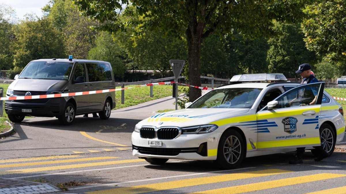 Poliția blochează un drum în apropierea locului unde a avut loc un atac. Sursă foto: Getty Images