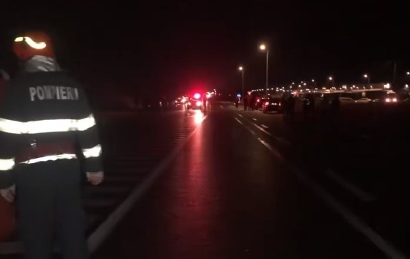 Un bărbat s-a urcat pe un pod în Timiș și a amenințat că se aruncă. Negociatorii încearcă să-l convingă să renunțe la gestul extrem