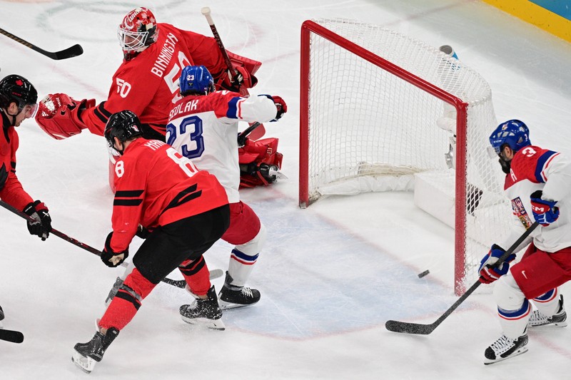 Cehul Sedlak, în alb, marchează dintre doi fundași canadieni. Foto: Imago