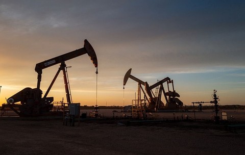  Cricurile pompelor sunt văzute la apusul soarelui pe 16 martie 2026 în Midland, Texas.Sursă foto: Getty Images.