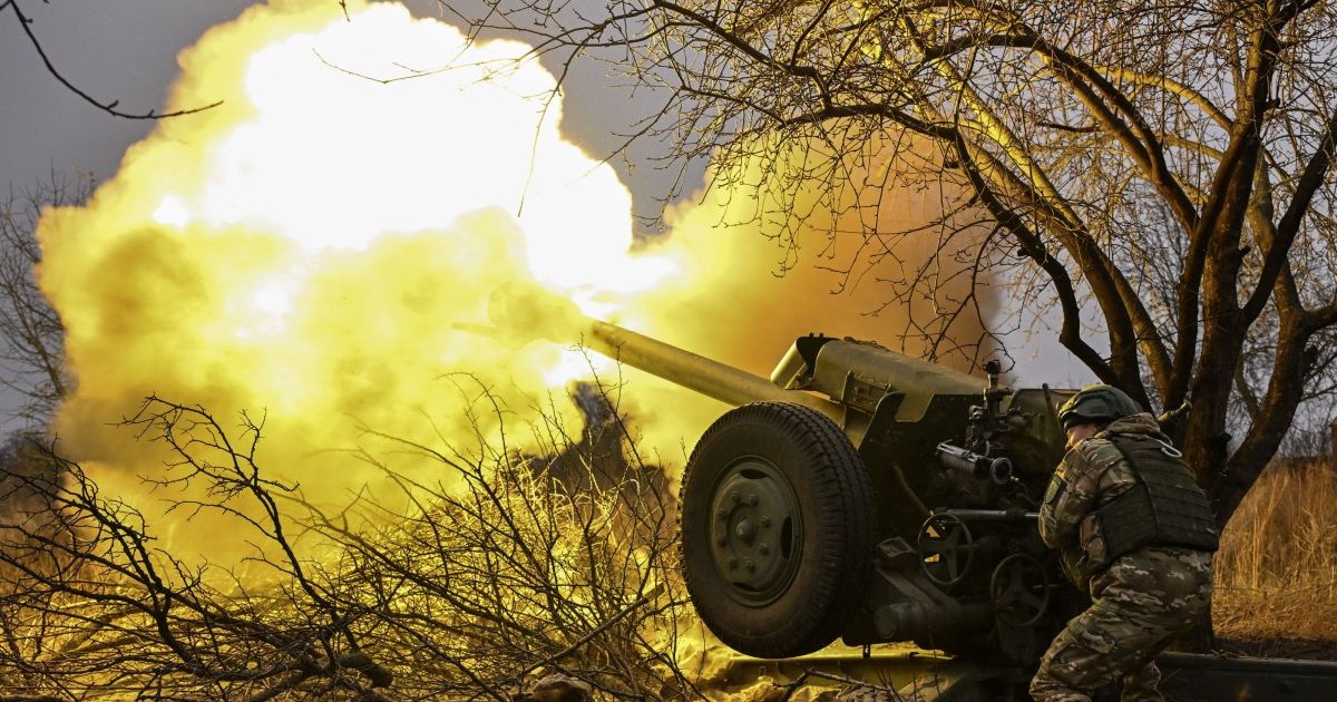 Un soldat rus trage cu un obuzier D-30 spre pozițiile ucrainene din sectorul Volchansk al frontului, februarie 2024