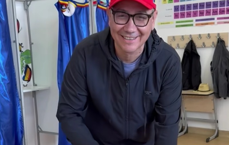 Victor Ponta, la secția de votare, cu șapca roșie pe cap în stilul Donald Trump: „Am votat să punem România pe primul loc”