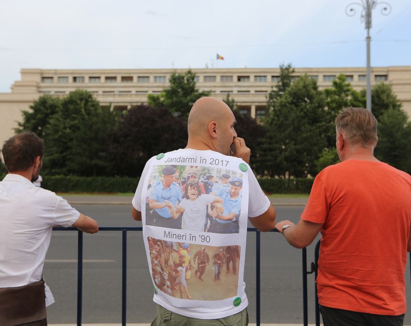 UPDATE | Marş de protest în Bucureşti. „Împreună salvăm ţară de corupţi!”. Câteva sute de oameni au strigat în ploaie: ”Nu cedăm!”