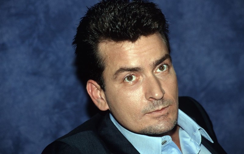 A FĂCUT-o de OAIE! CHARLIE SHEEN şi-a ATACAT DENTISTUL cu un CUŢIT!
