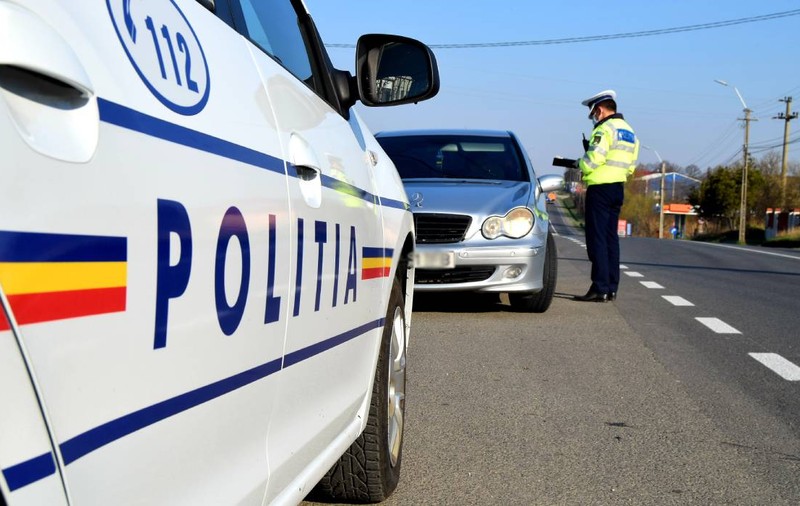 Amenzi uriaşe pentru şoferii români care atârnă cruciuliţe sau icoane pe parbriz. Ce spune legea în 2025
