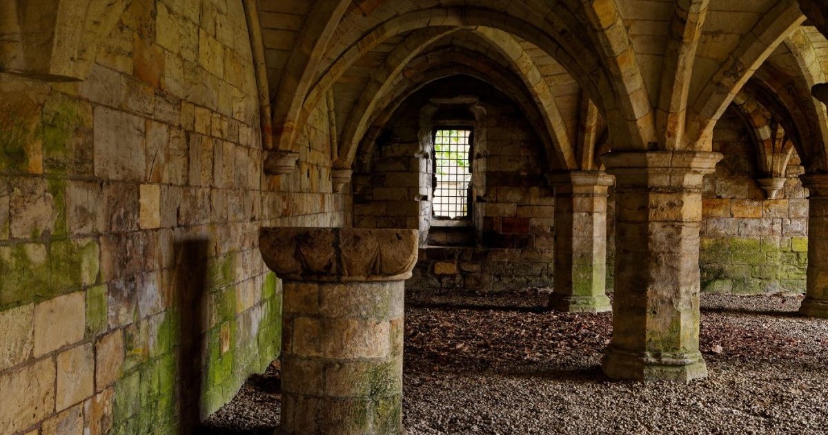 Ruinele subterane, cu stâlpi și arcade, ale Spitalului medieval St Leonard din York