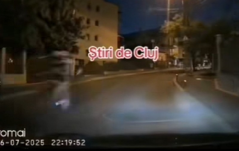 Momentul în care doi tineri pe motocicletă din Cluj aruncă din mers cu obiecte în mașini