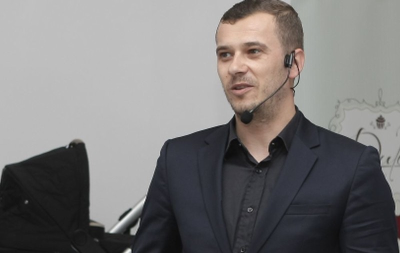 Dan Cruceru și fetița lui au împodobit bradul de Crăciun. Incredibil ce au decis să agațe în el