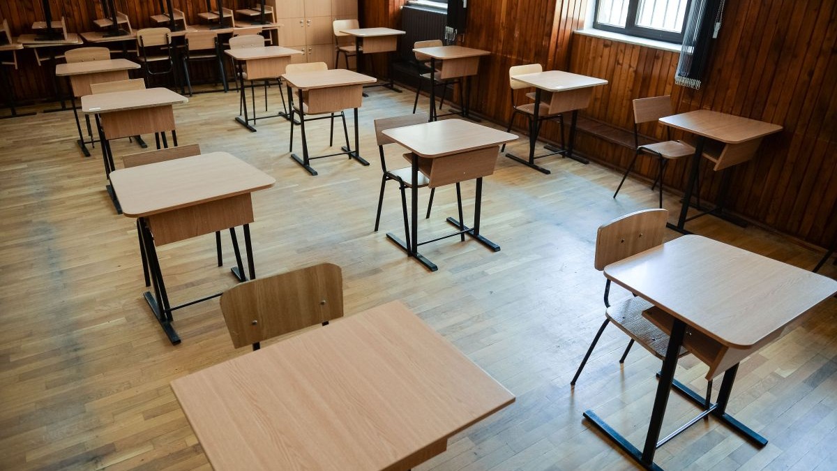 Pupitrele si scaunele dintr- o sala de clasa a Colegiului National Sf. Sava din Bucuresti, marti 1 septembrie 2020.