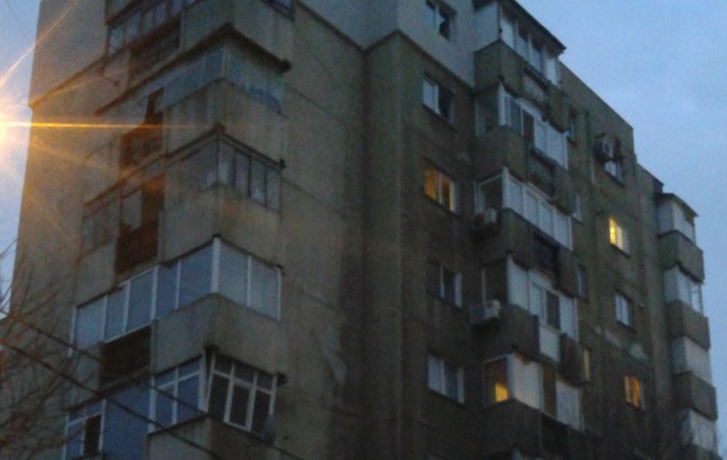 S-a sinucis în fața pompierilor! După ce și-a incendiat apartamentul, o femeie s-a aruncat de pe un bloc din cartierul Tineretului, cu un pistol în mână