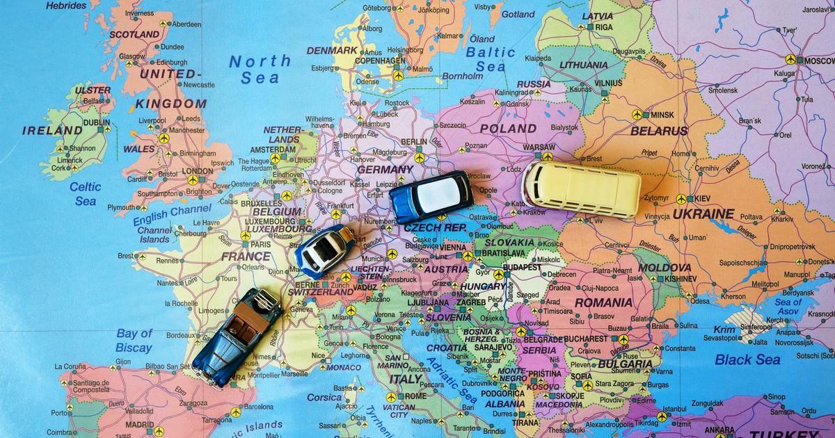 cum planifici calatoria in strainatate cu masina - harta europei si machete de masini