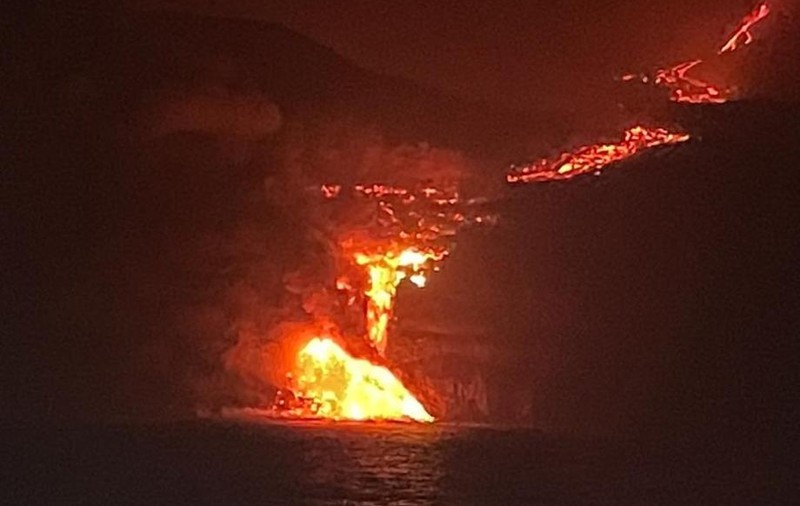 Lava vulcanului din La Palma a ajuns la ocean. Experții se tem de gazele toxice care pot otrăvi aerul