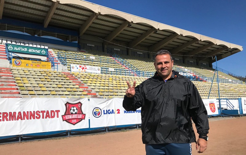 Ce melodie le va cânta antrenorul Alexandru Pelici elevilor săi de la FC Hermannstadt după victoria cu FCSB. E fiul ”Privighetorii Banatului”
