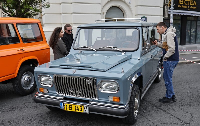 Expoziție cu mașini de epocă la București, pe Calea Victoriei. Printre exponate și un ARO folosit de Nicolae Ceaușescu