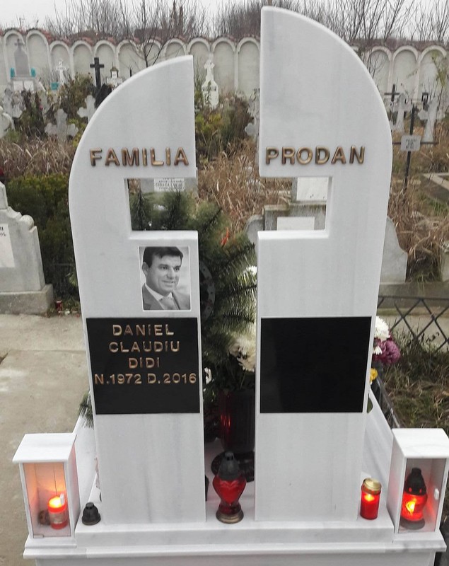 Un an de la moartea lui Daniel Prodan. Placheta comemorativă de pe mormântul lui Didi te lasă fără cuvinte | GALERIE FOTO