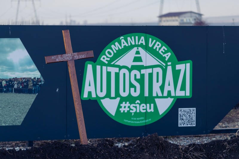 „Aici se odihnește autostrada Moldovei”, scrie pe crucea instalată de antrepenorul sucevean | Foto: Facebook