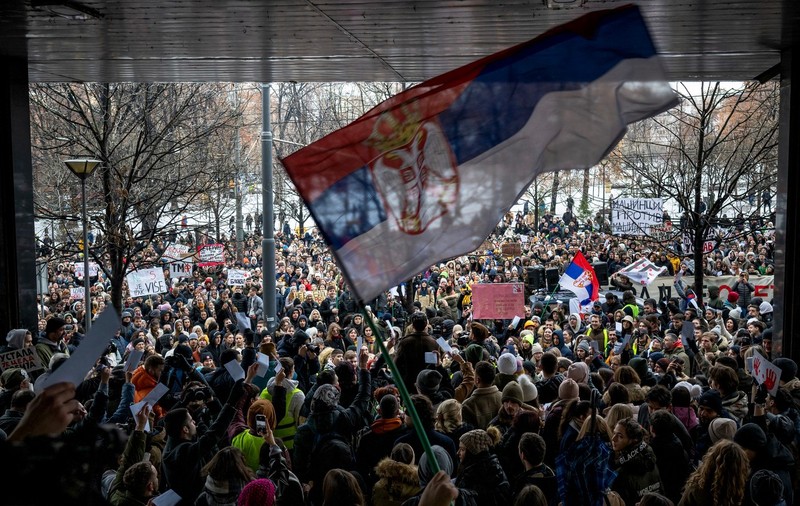 Cele mai mari proteste din secolul 21 din Serbia nu se opresc. Premierul Milos Vucevici a demisionat