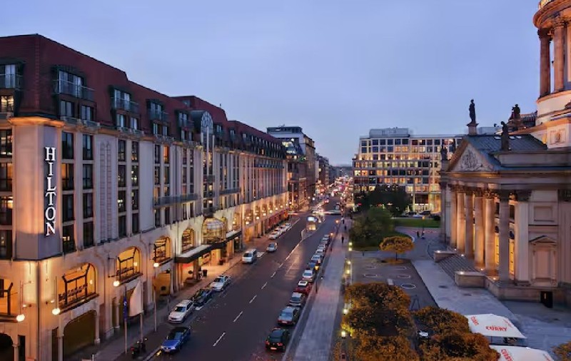 Împușcături la hotelul Hilton din Berlin: cel puțin un rănit, sunt căutați doi suspecți