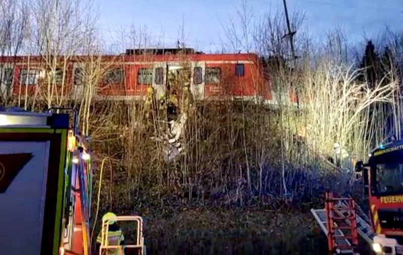 Două trenuri, cu aproape 100 de pasageri, s-au ciocnit în apropiere de Munchen. O persoană a murit