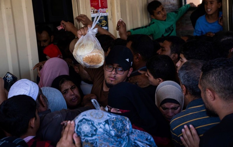 Mărturie din cel mai mare oraș din sudul Fâșiei Gaza spre care se îndreaptă civilii evacuați din nord. „Mii de oameni trăiesc pe străzi”