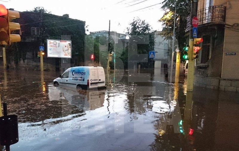 UPDATE / Inundații la Constanța. O macara de câteva tone, doborâtă de vânt. Potop și în alte orașe