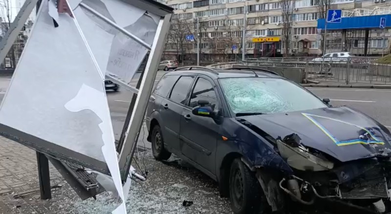 O mașină din Kiev distrusă de explozii, în drumul spre refugiul din subteran
