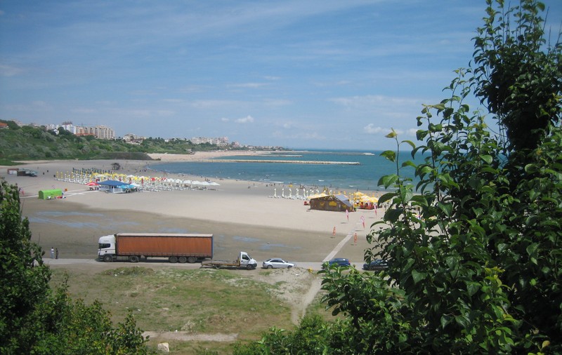 Terase de pe plaja din Constanţa, închise de inspectorii de la Protecţia Consumatorilor. Au găsit gândaci în depozitul de alimente