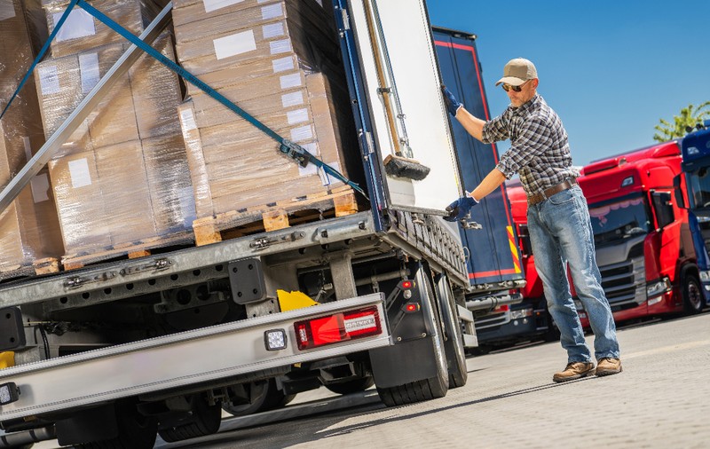 Șoferii români de TIR nu vor mai fi obligați să încarce sau să descarce marfa, iar amenzile ajung până la 30.000 de lei