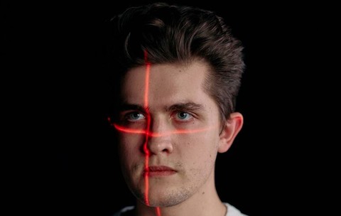 Deepfake-urile pot păcăli verificarea video la deschiderea contului. Biometria singură nu oprește frauda