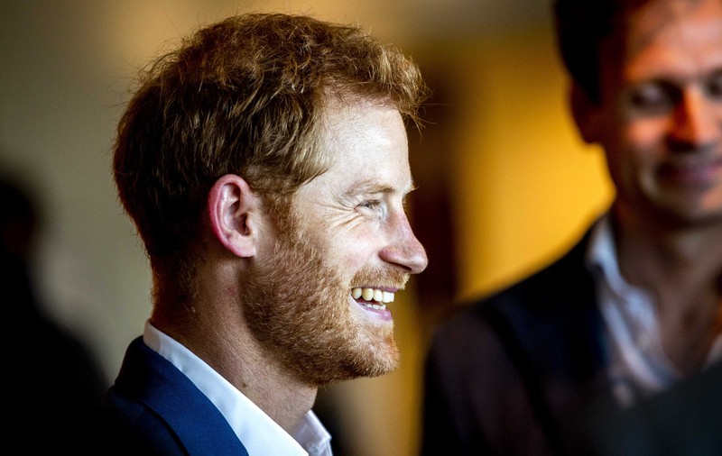 VIDEO | Prințul Harry a cântat câteva note pe scena unui teatru din Londra. Meghan Markle s-a aflat în public