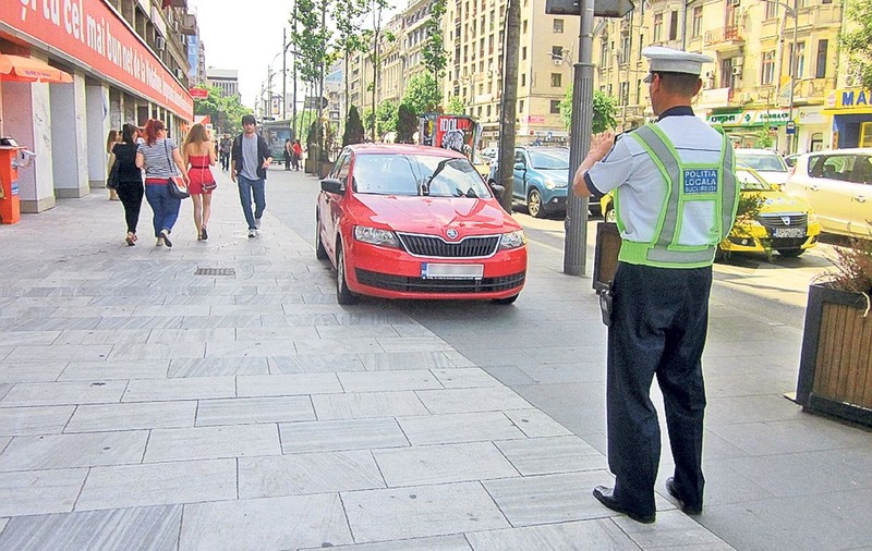 Poliţiştii, cu ochii pe şoferii care parchează pe trotuarul de la Romană