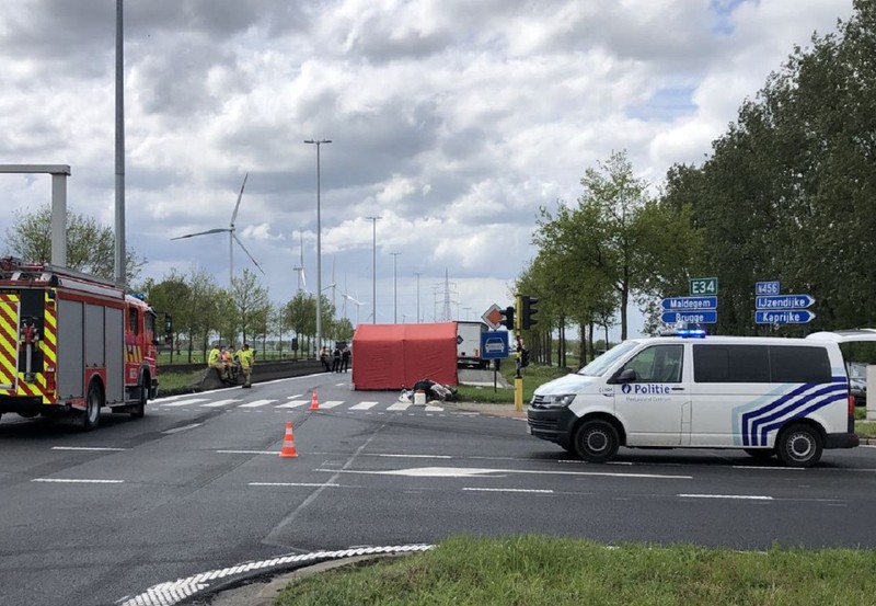 Camionul românului, în plan îndepărtat, a trecut pe roșu și a intrat direct în tânără. Foto: Radio2