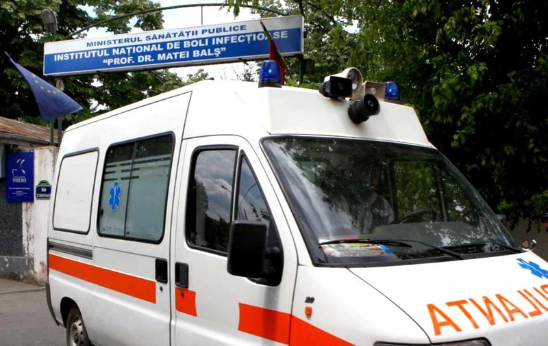 Echipajul ambulanței care l-a dus pe primul bucureștean cu coronavirus a crezut că are colită, nu a îmbrăcat costumele, asistenta e izolată acasă, dar ambulanțierul e în Bulgaria!