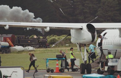 Trenul cu aburi traversând pista din Gisborne (Facebook/ Gisborne Airport)
