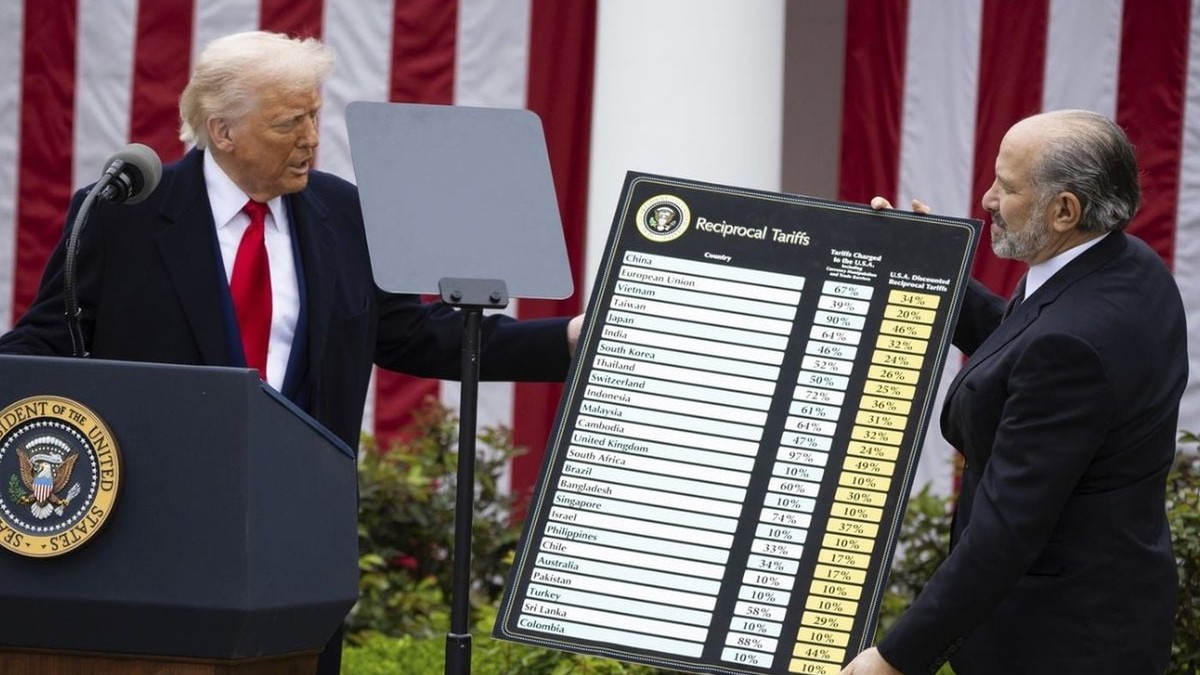 Donald Trump prezintă un tabel cu tarife pe care le-a impus, apoi le-a suspendat parțial împotriva a zeci de țări. Imagine cu caracter ilustrativ Foto: Profimedia