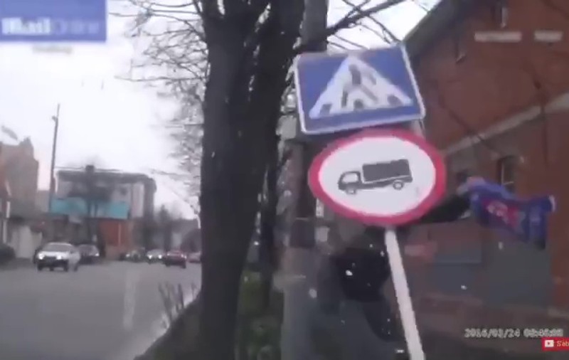 La locul nepotrivit în momentul nepotrivit. Ce a pățit un bărbat care a fost la un pas de a fi lovit de o mașină / VIDEO