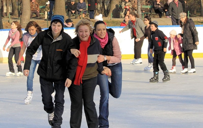 Prezentatoarea rubricii Meteo, de la Prima Tv, Livia Graur, protagonista unui shooting la patinoar