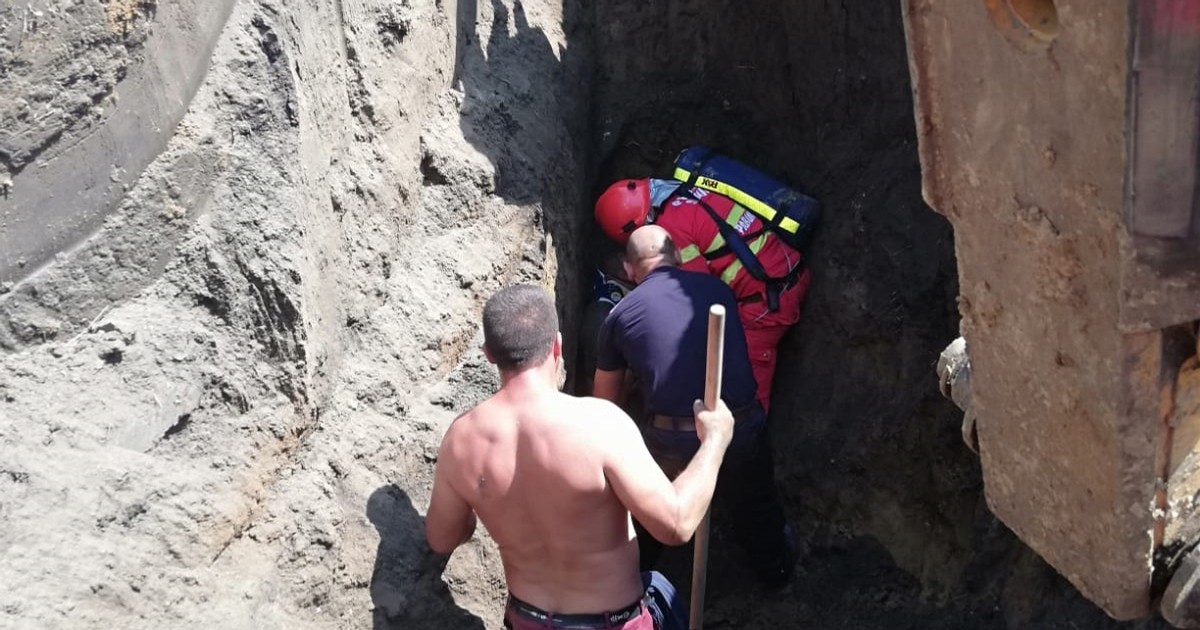 Un bărbat a fost prins până la gât de un mal de pământ care s-a surpat peste el. Omul lucra la canalizare în Feldioara