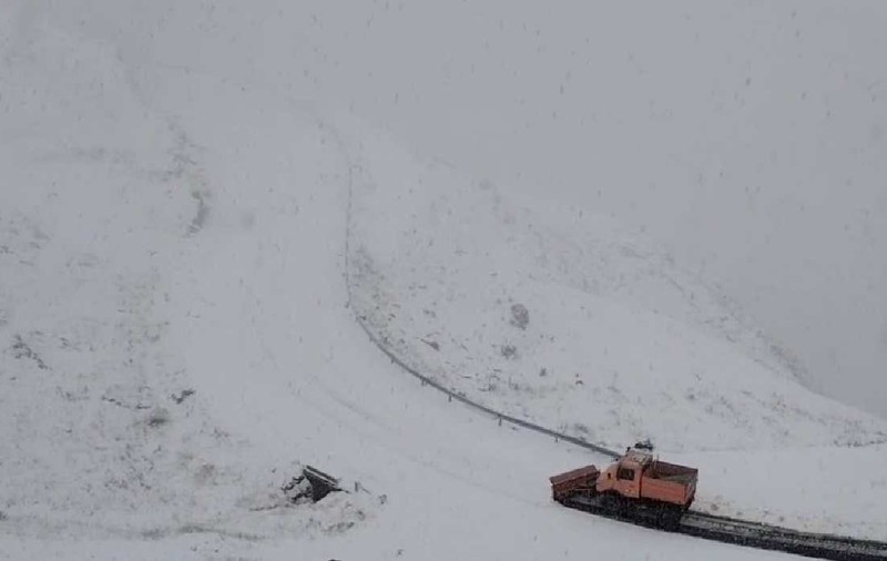 Artileria grea a fost trimisă la deszăpezirea Transfăgărășanului. S-a depus un strat de peste 10 centimetri de zăpadă